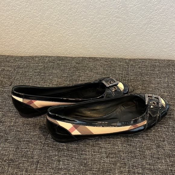 Burberry. 36. Patent leather and designer pattern flats. Good condition! - Picture 3 of 8